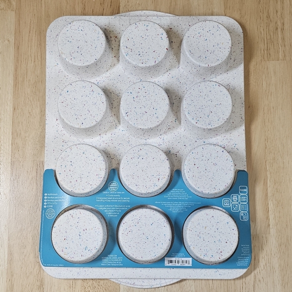 New✨️Confetti Muffin Pan - Picture 3 of 7